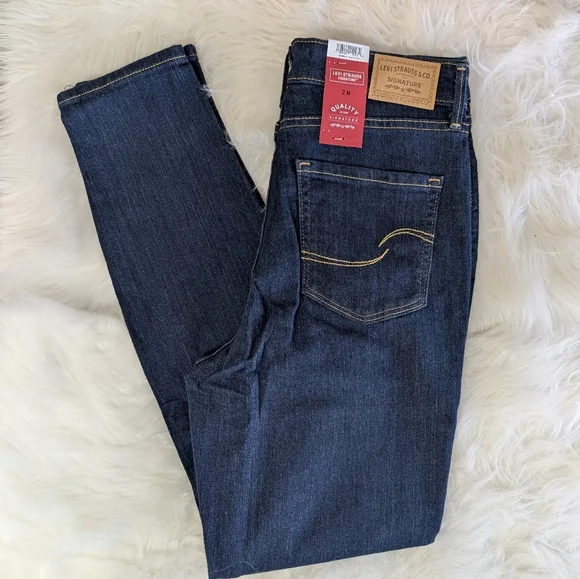 🆕 Levi's Women's Soft Stretch High Waist Skinny Jeans, Classic Dark Wash 26x30 - Picture 2 of 11